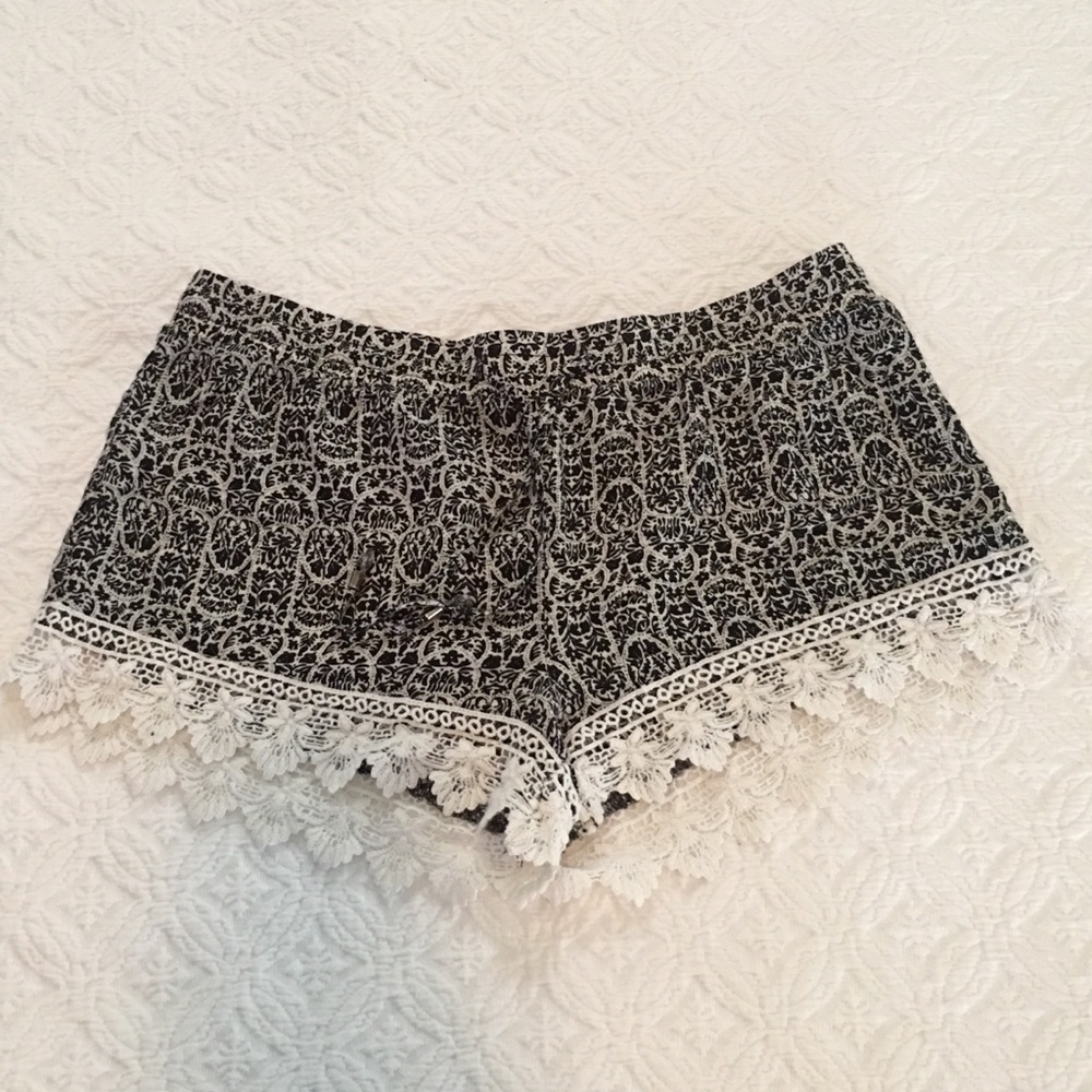 Host Pick!! 🎉🎉🎉Black and white shorts
